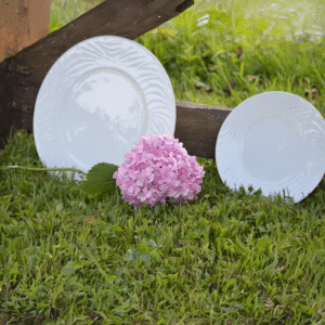 Assiette Mete sur une table élégamment dressée, idéale pour mariages et réceptions en Savoie