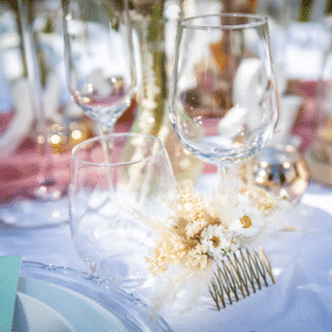 Verres à vin sur la table de mariage chic et champètre