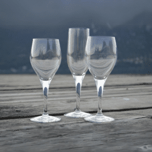 La collection de verres eslis au bord d'un lac à Chambéry