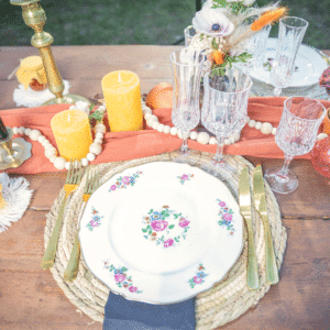 Une assiette vintage sur une table de mariage au style boheme