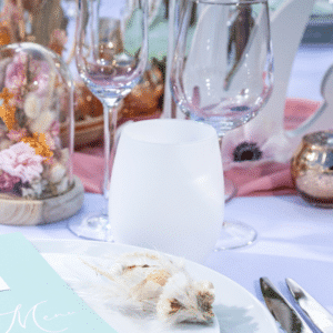 Zoom sur un verre blanc, sur la table d'un événement en Savoie