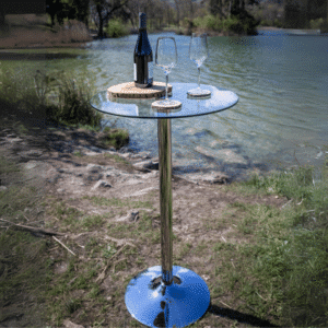 mange debout verre au bord d'un lac près de Chambéry