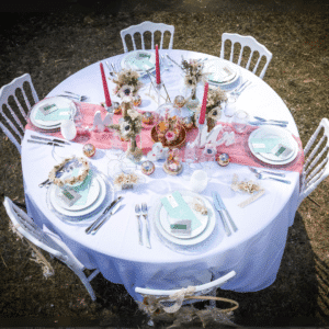 Table ronde dressée pour un mariage à Annecy